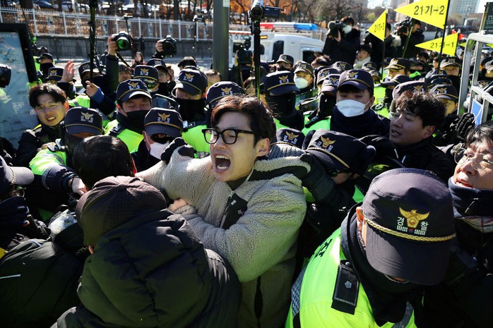 Người nuôi chó lấy thịt tiếp cận phủ tổng thống Hàn Quốc, xô xát với cảnh sát- Ảnh 1.