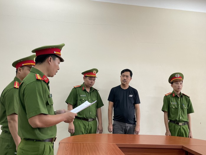Công an TP HCM lật tẩy kho hàng của ông trùm Ngô Tấn Đạt - Ảnh 1.