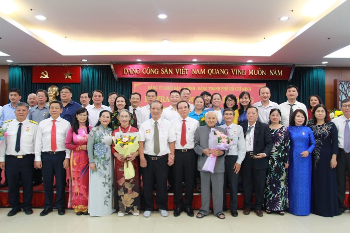 Chủ tịch HĐND TP HCM Nguyễn Thị Lệ nhận huy hiệu 30 năm tuổi Đảng - Ảnh 3.
