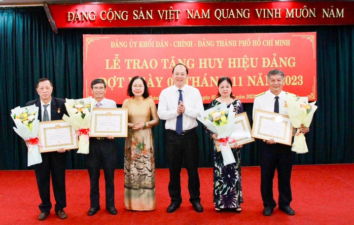 Chủ tịch HĐND TP HCM Nguyễn Thị Lệ nhận huy hiệu 30 năm tuổi Đảng - Ảnh 2.