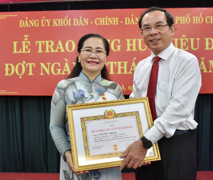 Chủ tịch HĐND TP HCM Nguyễn Thị Lệ nhận huy hiệu 30 năm tuổi Đảng - Ảnh 1.