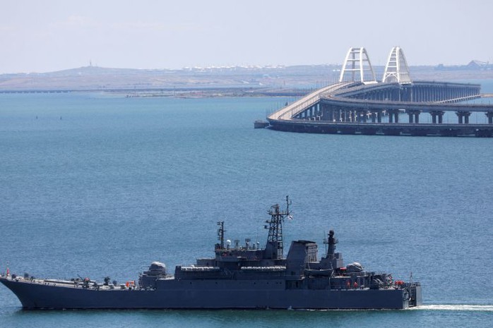 Ukraine tập kích xưởng tàu ở Crimea, tàu hiện đại nhất của Nga hư hại - Ảnh 1.
