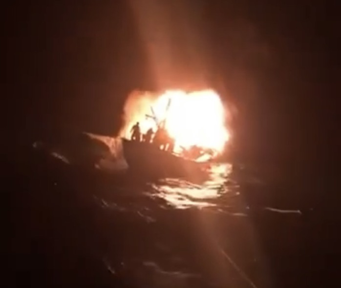 CLIP: Khoảnh khắc kinh hoàng cứu ngư lưới cụ trên con tàu bốc cháy giữa biển khơi - Ảnh 3.
