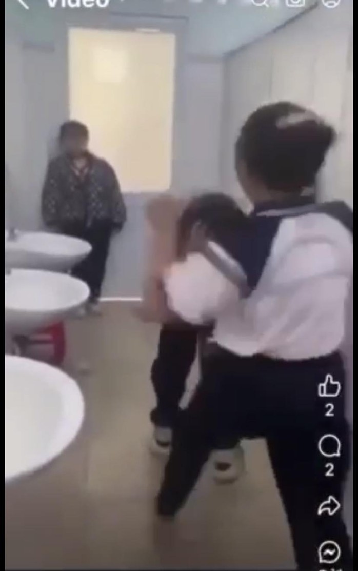 Lại xuất hiện clip nữ sinh bị nhóm bạn đánh túi bụi trong nhà vệ sinh trường học - Ảnh 2.