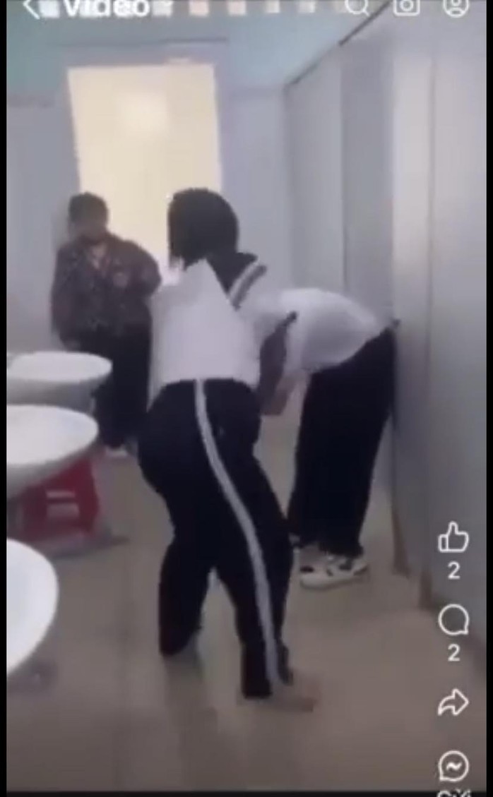Lại xuất hiện clip nữ sinh bị nhóm bạn đánh túi bụi trong nhà vệ sinh trường học - Ảnh 1.