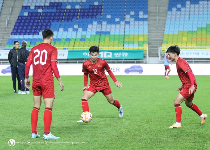 Trung vệ tuyển Việt Nam tự tin đánh bại tuyển Philippines - Ảnh 3.