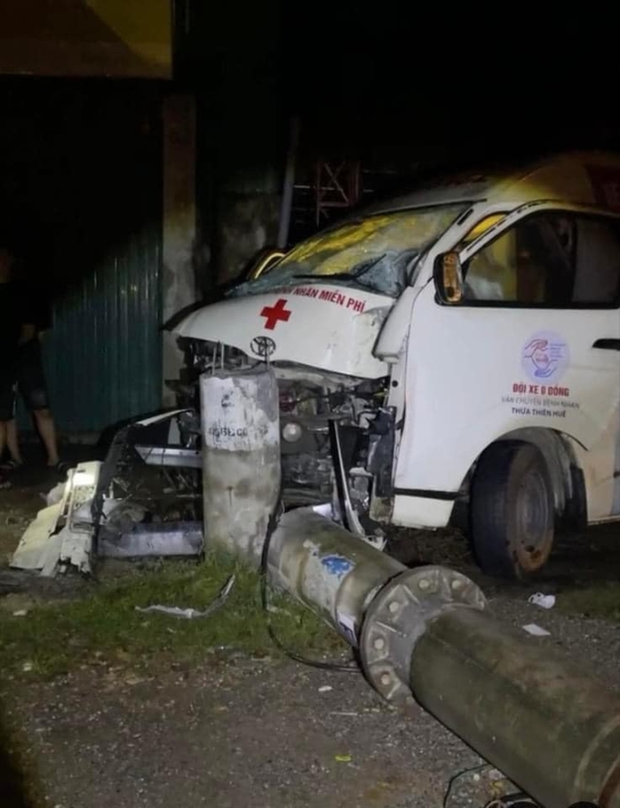 Xe cứu thương tông gãy cột điện, 2 người bị thương, hơn 750 hộ dân mất điện - Ảnh 1.