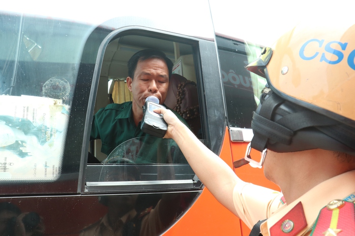 CLIP: Đồng loạt kiểm tra bãi xe Phương Trang, Thuận Thảo, Việt Tân Phát tại TP HCM - Ảnh 2.