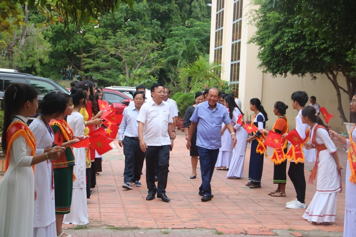 Trao 100 học bổng cho học sinh, sinh viên dân tộc thiểu số Ninh Thuận - Ảnh 1.