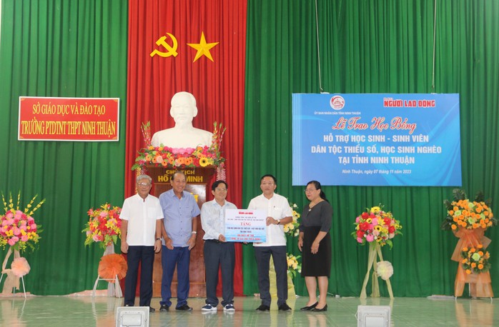 Trao 100 học bổng cho học sinh, sinh viên dân tộc thiểu số Ninh Thuận - Ảnh 2.