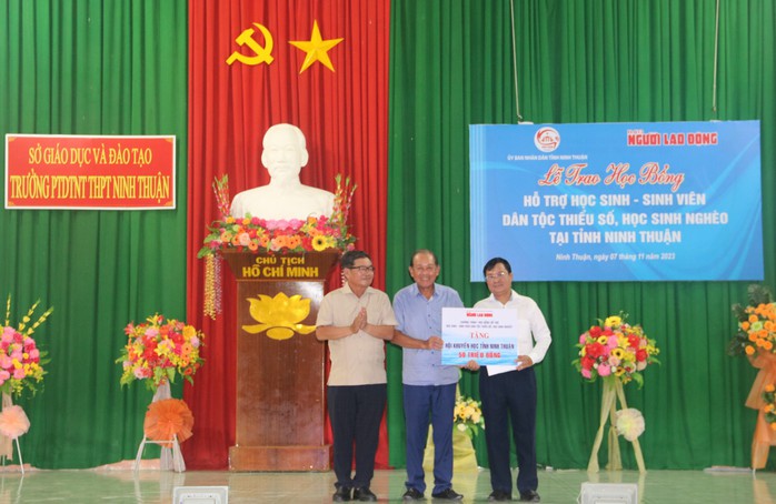 Trao 100 học bổng cho học sinh, sinh viên dân tộc thiểu số Ninh Thuận - Ảnh 5.