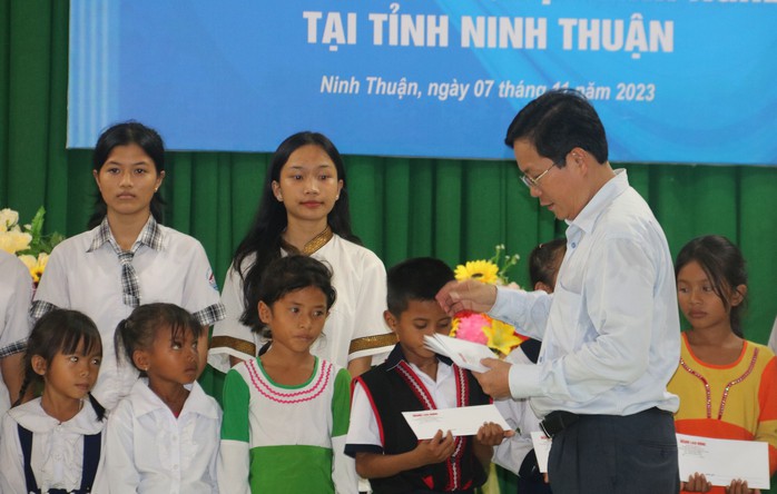 Trao 100 học bổng cho học sinh, sinh viên dân tộc thiểu số Ninh Thuận - Ảnh 4.