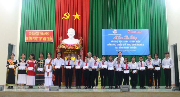 Trao 100 học bổng cho học sinh, sinh viên dân tộc thiểu số Ninh Thuận - Ảnh 6.