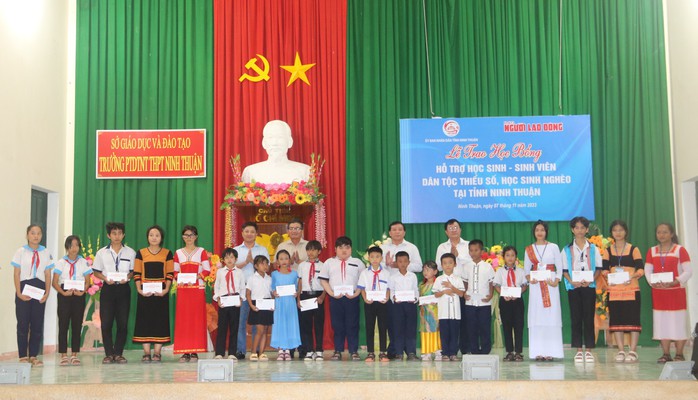 Trao 100 học bổng cho học sinh, sinh viên dân tộc thiểu số Ninh Thuận - Ảnh 7.