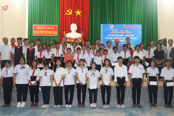 Trao 100 học bổng cho học sinh, sinh viên dân tộc thiểu số Ninh Thuận - Ảnh 10.