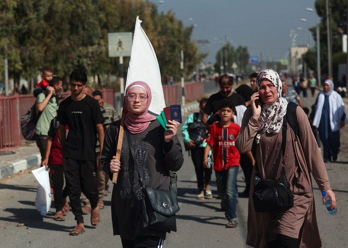 Người dân Dải Gaza lũ lượt di tản - Ảnh 1.