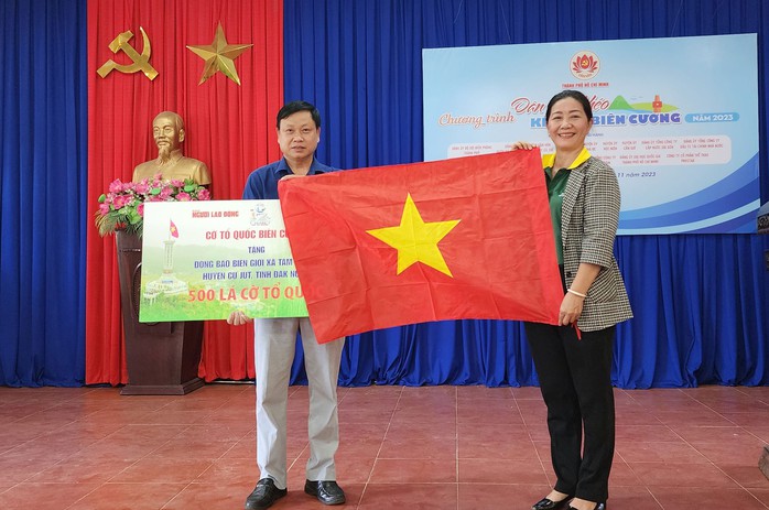 Trao tặng 2.000 lá cờ Tổ quốc tại tỉnh Đắk Nông - Ảnh 3.