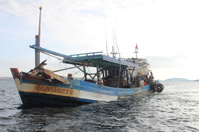 Cảnh sát biển bắt giữ tàu cá vận chuyển trái phép 50.000 lít dầu - Ảnh 1.
