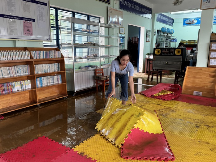 Nửa đêm lũ ập vào trường, gần 1.500 học sinh Đà Nẵng phải nghỉ học - Ảnh 9.
