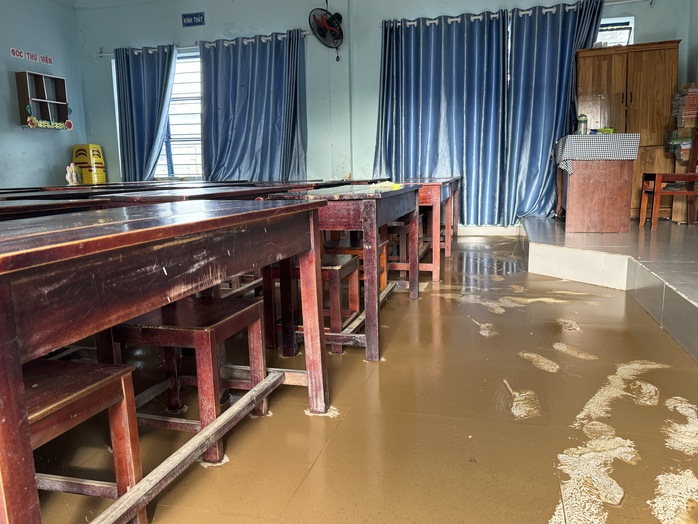 Nửa đêm lũ ập vào trường, gần 1.500 học sinh Đà Nẵng phải nghỉ học - Ảnh 8.