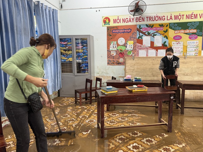 Nửa đêm lũ ập vào trường, gần 1.500 học sinh Đà Nẵng phải nghỉ học - Ảnh 7.