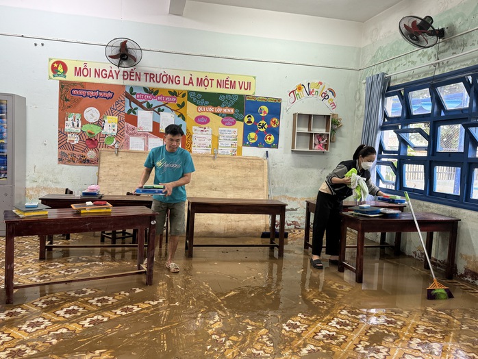Nửa đêm lũ ập vào trường, gần 1.500 học sinh Đà Nẵng phải nghỉ học - Ảnh 3.