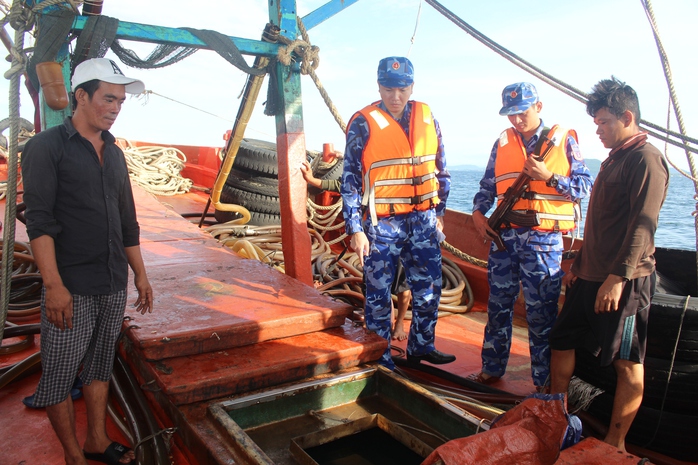 Cảnh sát biển bắt giữ tàu cá vận chuyển trái phép 50.000 lít dầu - Ảnh 2.