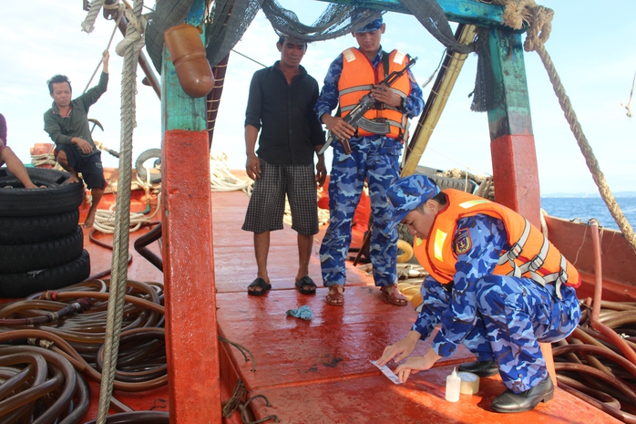 Cảnh sát biển bắt giữ tàu cá vận chuyển trái phép 50.000 lít dầu - Ảnh 4.