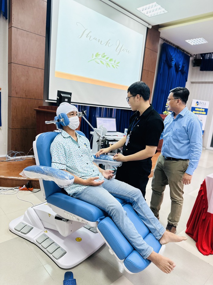 Bệnh viện Xuyên Á triển khai kỹ thuật mới kích thích từ trường xuyên sọ  - Ảnh 1.