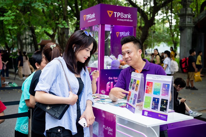 Nhạc hội TPBank 2in1 Concert: Dàn nghệ sĩ đình đám cùng bạn trọn trải nghiệm đỉnh cao - Ảnh 4. Nhạc hội TPBank 2in1 Concert: Dàn nghệ sĩ đình đám cùng bạn trọn trải nghiệm đỉnh cao - Ảnh 4.