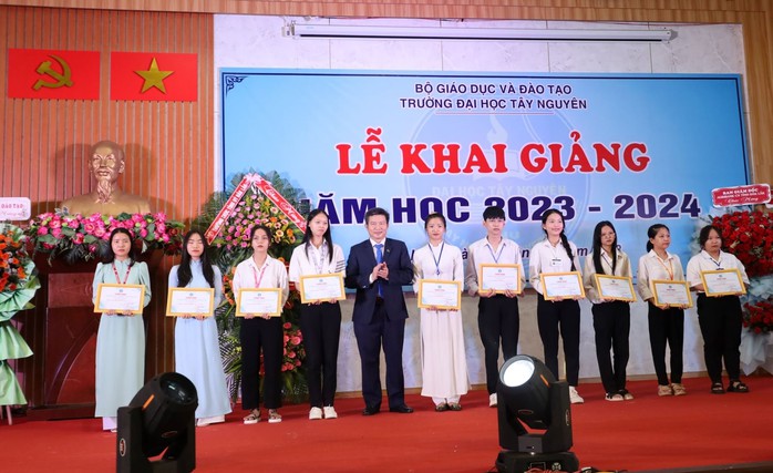 Trường Đại học Tây Nguyên bước vào năm học mới - Ảnh 3.