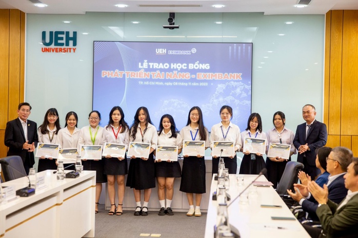 Eximbank trao học bổng trị giá 600 triệu đồng cho sinh viên Trường Đại học Kinh tế TP HCM - Ảnh 1.