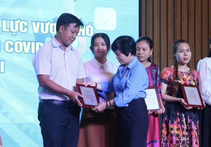 Đẩy mạnh phong trào lao động giỏi, lao động sáng tạo trong công chức viên chức- Ảnh 3. Đẩy mạnh phong trào lao động giỏi, lao động sáng tạo trong công chức viên chức- Ảnh 3.