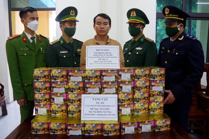 Bí ẩn bên trong thùng tự chế trên chiếc xe đầu kéo- Ảnh 3. Bí ẩn bên trong thùng tự chế trên chiếc xe đầu kéo- Ảnh 3.
