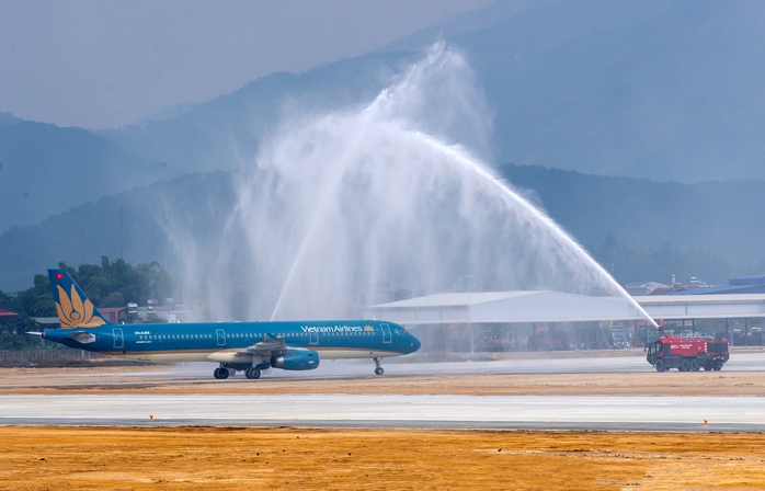 3.2 Nghi thức phun vòi rồng chào đón chuyến bay 3.2 Nghi thức phun vòi rồng chào đón chuyến bay