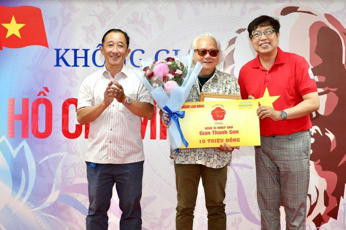 "Mai Vàng tri ân" trao tặng quà 3 nhà trí thức, nhiếp ảnh tại TP HCM- Ảnh 7. "Mai Vàng tri ân" trao tặng quà 3 nhà trí thức, nhiếp ảnh tại TP HCM- Ảnh 7.