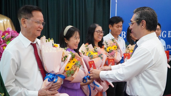TP HCM biểu dương 96 đảng viên tiêu biểu- Ảnh 1. TP HCM biểu dương 96 đảng viên tiêu biểu- Ảnh 1.