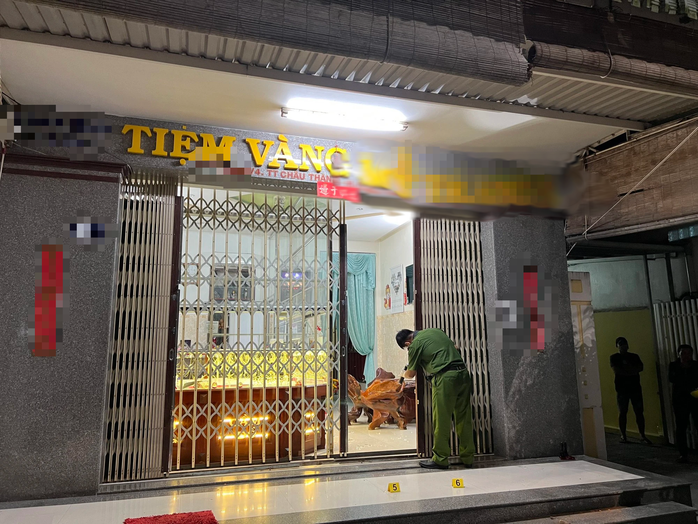 Vụ dùng súng cướp tiệm vàng ở Trà Vinh: "Nếu bị hại chống trả thì bắn"- Ảnh 5. Vụ dùng súng cướp tiệm vàng ở Trà Vinh: "Nếu bị hại chống trả thì bắn"- Ảnh 5.