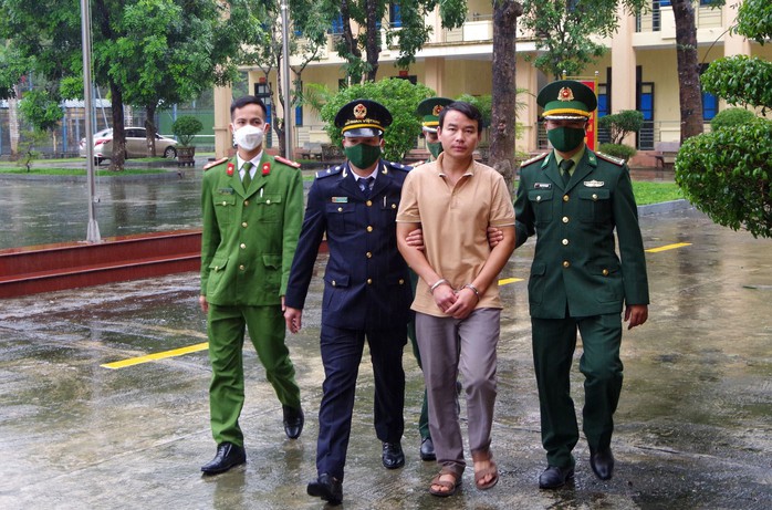 Bí ẩn bên trong thùng tự chế trên chiếc xe đầu kéo- Ảnh 1. Bí ẩn bên trong thùng tự chế trên chiếc xe đầu kéo- Ảnh 1.