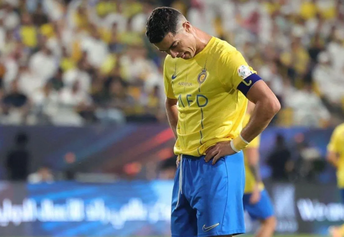 Ronaldo bị từ chối bàn thắng, hôn gió với khán giả Al-Hilal sau trận thua- Ảnh 3. Ronaldo bị từ chối bàn thắng, hôn gió với khán giả Al-Hilal sau trận thua- Ảnh 3.