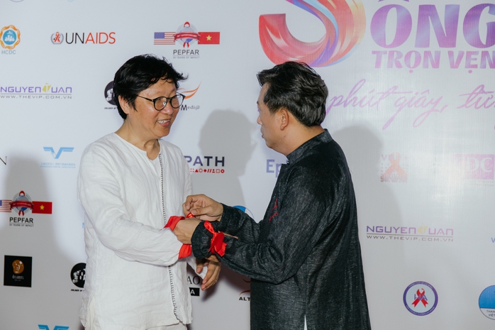 H'Hen Niê, Bùi Quỳnh Hoa đồng hành cùng người sống chung với HVI/AIDS
- Ảnh 2. H'Hen Niê, Bùi Quỳnh Hoa đồng hành cùng người sống chung với HVI/AIDS
- Ảnh 2.