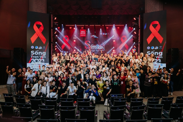 H'Hen Niê, Bùi Quỳnh Hoa đồng hành cùng người sống chung với HVI/AIDS
- Ảnh 1. H'Hen Niê, Bùi Quỳnh Hoa đồng hành cùng người sống chung với HVI/AIDS
- Ảnh 1.