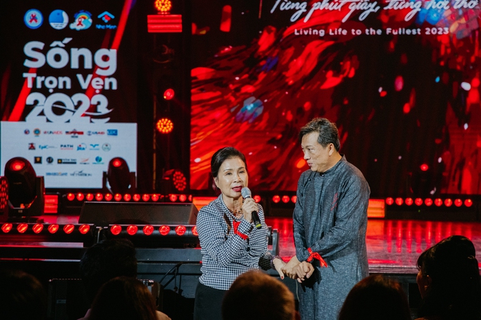 H'Hen Niê, Bùi Quỳnh Hoa đồng hành cùng người sống chung với HVI/AIDS
- Ảnh 4. H'Hen Niê, Bùi Quỳnh Hoa đồng hành cùng người sống chung với HVI/AIDS
- Ảnh 4.