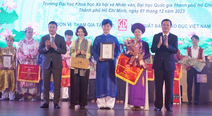 Lưu học sinh nước ngoài thi thuyết trình, ngâm thơ, kể chuyện… bằng tiếng Việt- Ảnh 3.