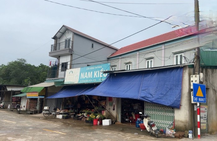 Lãnh đạo huyện lên tiếng vụ "phù phép" nhà cao tầng kiên cố- Ảnh 4. Lãnh đạo huyện lên tiếng vụ "phù phép" nhà cao tầng kiên cố- Ảnh 4.