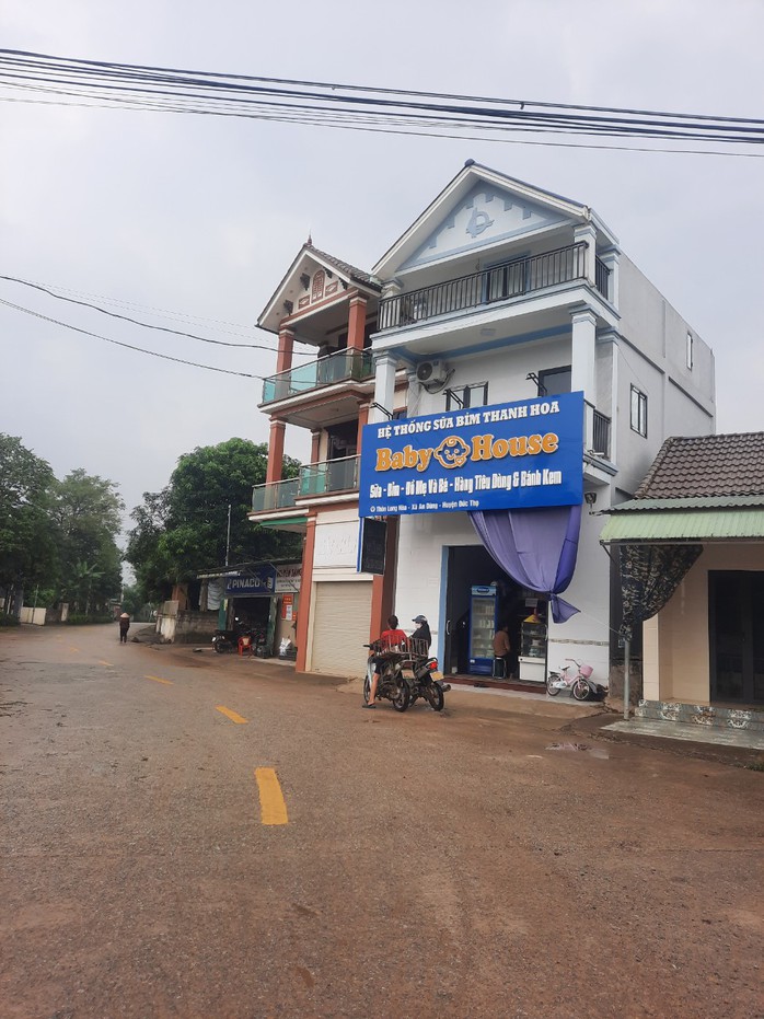 Lãnh đạo huyện lên tiếng vụ "phù phép" nhà cao tầng kiên cố- Ảnh 1. Lãnh đạo huyện lên tiếng vụ "phù phép" nhà cao tầng kiên cố- Ảnh 1.