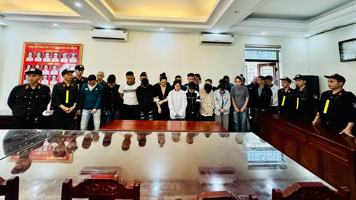 31 nam, nữ thanh niên "bay lắc" ma túy trong quán karaoke Bạch Lim- Ảnh 1. 31 nam, nữ thanh niên "bay lắc" ma túy trong quán karaoke Bạch Lim- Ảnh 1.