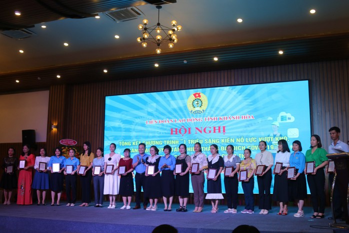 Đẩy mạnh phong trào lao động giỏi, lao động sáng tạo trong công chức viên chức- Ảnh 2. Đẩy mạnh phong trào lao động giỏi, lao động sáng tạo trong công chức viên chức- Ảnh 2.