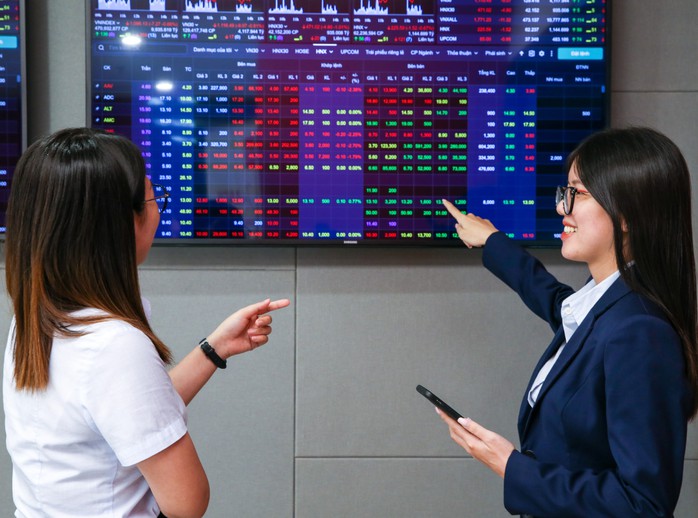 Dòng tiền của nhà đầu tư trong nước đang được xem là động lực chính giúp ngăn đà rơi của thị trường trước áp lực bán ròng của các nhà đầu tư nước ngoàiẢnh: Hoàng Triều Dòng tiền của nhà đầu tư trong nước đang được xem là động lực chính giúp ngăn đà rơi của thị trường trước áp lực bán ròng của các nhà đầu tư nước ngoàiẢnh: Hoàng Triều