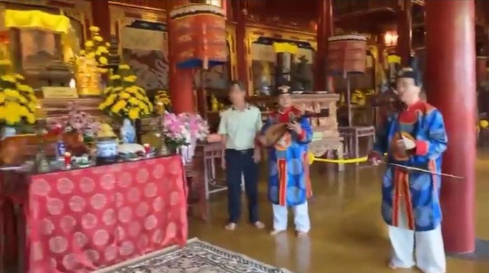 Đơn vị quản lý Đại nội Huế nói gì khi tổ chức đội nhạc đón đoàn du khách ở Thế miếu?- Ảnh 2. Đơn vị quản lý Đại nội Huế nói gì khi tổ chức đội nhạc đón đoàn du khách ở Thế miếu?- Ảnh 2.